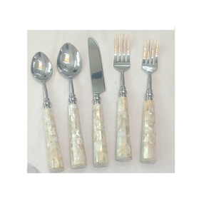Juego de cubiertos de acero artesanal con cuchara y tenedor plateados para uso en el hogar, hoteles y restaurantes, con mango con incrustaciones de hueso. - Product Image 1