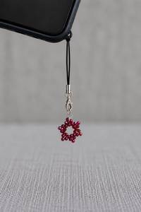 Porte-clés brodé à la main tendance avec des perles décoratives et un design unique fait main pour femmes - Product Image 4