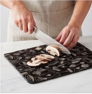 Planche à découper rectangulaire à motif de champignons noirs avec trou de suspension - Product Image 3