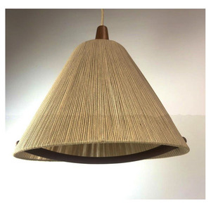 Lámpara Colgante de Yute Tejida a Mano, Estilo Moderno de Mediados de Siglo, con Detalles de Madera, Lámpara de Techo de Fibra Natural en Forma de Cono - Product Image 1