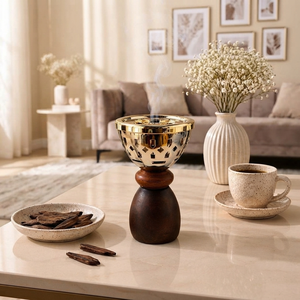 Eleva tu espacio con este elegante quemador de incienso de metal dorado y madera marrón intenso con un diseño intrincado. - Product Image 5