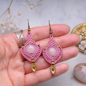 Pendientes Colgantes de Macramé con Cuarzo Rosa Hechos a Mano, Piedra Preciosa Rosa, Hoja de Oro, Joyería Artesanal Bohemia para Mujer - Product Image 1