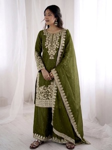 Ensemble trois pièces Fendy en soie avec tunique brodée, pantalon assorti et dupatta, motif à motifs complexes HHI 535 - Product Image 4