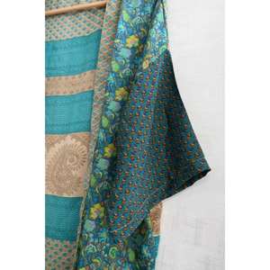 Kimono Corto de Seda India Hecho a Mano de Lujo para Mujer, Ropa de Dormir Estampada, Ropa de Estar por Casa - Product Image 3