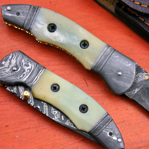 Cuchillo de caza Imperial de acero de Damasco con hoja de punta caída, filo biselado y funda de cuero - Product Image 5