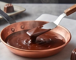 Poêles et ustensiles de cuisine en métal poli or rose, fabriqués à la main, pour usage domestique, hôtelier et en restaurant, et articles de cuisine. - Product Image 4