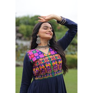 Navratri Special Kutchi Gamthi Robe de soirée brodée avec miroir - Product Image 5