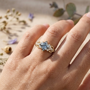 Anillo de compromiso de moissanita azul corte princesa con diseño de infinito en oro, anillo de boda vintage con halo para mujer - Product Image 5