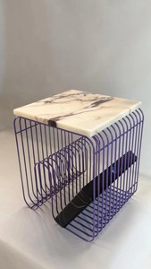 Mesa de Centro Moderna con Tapa de Mármol y Estructura Metálica de Alambre Morado con Diseño de Almacenamiento, Muebles para Sala de Estar - Product Image 1