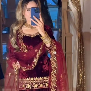 Magnífico Conjunto Moderno para Fiesta de Diwali: Kurta/Kurti de Terciopelo de Seda Chinnon Pesado con Bordado Multibordado y Dupatta Sharara Palazzo - Product Image 1