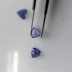 แทนซาไนต์สีน้ำเงินธรรมชาติ 7 มม. ทรงทริลเลียนคัท คุณภาพดีที่สุด พลอยหลวมสำหรับทำเครื่องประดับ จากเรดเมาน์เทน เจมส์ - Product Image 2