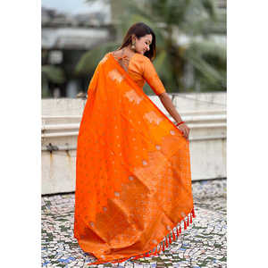 Sari tissé double zari Elite Weaves en orange avec bordure Nandi, soie douce 700g pour tenue de soirée - Product Image 4