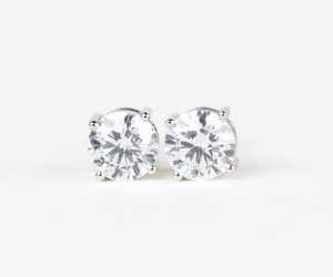 Paire de boucles d'oreilles clous pour femme, style bohème, plaqué or 18 carats, diamant de laboratoire rempli certifié IGI 2 carats, taille brillant, quatre griffes - Product Image 1
