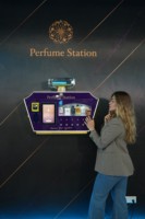 Distributeur automatique de parfums de luxe, machine à parfums au design optimal, machine distributrice automatique de parfums en spray