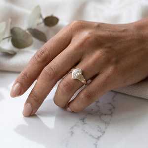แหวนเพชรทรงหกเหลี่ยม 2 กะรัต ฝังแบบ Bezel Set ทองคำขาว 14K แกะสลักลายอาร์ตเดโคด้วยมือ แหวนแต่งงาน แหวนหมั้นแบบพิเศษ - Product Image 4