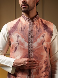 ชุดคุรตะปาจามาผู้ชายสีขาวพิมพ์ลายสีส้ม พร้อมเสื้อโคติ ทรงปกติ สไตล์อินเดีย-ปากีสถานแบบดั้งเดิม ความยาวระดับเข่า ผ้าไหม สำหรับงานแต่งงาน - Product Image 6