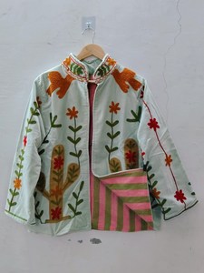 Chaqueta bordada a mano Suzani azul cielo con un toque artístico, estilo terciopelo, abrigo bohemio, ropa de invierno, abrigo corto. - Product Image 4
