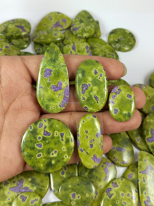 Lot de cabochons en pierre précieuse naturelle Atlantisite verte et violette - Pierres lâches certifiées de haute qualité pour la fabrication de bagues, de colliers et de bijoux - Product Image 1