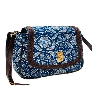 Sac bandoulière moderne bleu indigo, imprimé ethnique, souple, avec bordure tressée, fermeture magnétique torsadée, fait main, sacs à main décontractés - Product Image 1