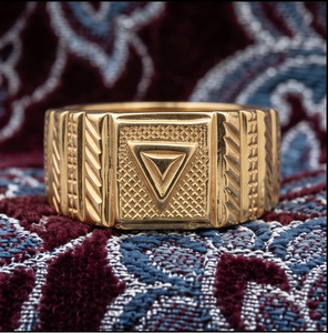 DIVYORO Anillo de sello clásico para hombre chapado en oro de 22 quilates con estrella de ocho puntas - Product Image 2