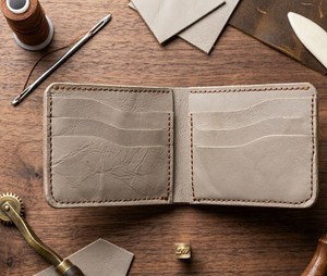 Cartera Bifold Delgada de Cuero Genuino Premium Hecha a Mano con Diseño de Caramelo, Cierre Abierto, Bloqueo RFID, para Uso Diario, Elegante para Hombres - Product Image 1