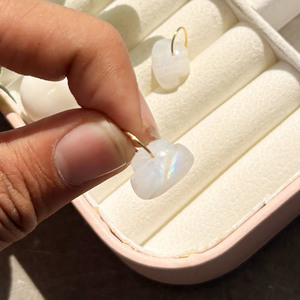 Colgante de piedra lunar pulida con forma de nube, amuleto de piedra azul natural con anillo de oro, joyería bohemia, regalo para el amor - Product Image 4