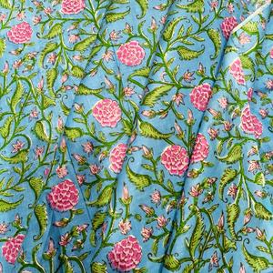 Tissu en coton biologique cardé imprimé cambric motif palmier rouge, fait main en Inde, léger, pour garçons, idéal pour la course, les robes, les rideaux et les chemises - Product Image 2