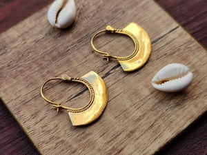 Boucles d'oreilles créoles en or martelé faites à la main, bord tressé, style bohème, bijoux tendance pour femme - Product Image 3