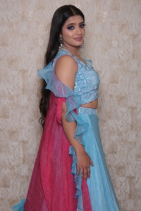 Élégant Lehenga Choli de soirée bleu en crêpe, coupe droite, avec volants, imprimé géométrique, longueur ras du sol, col licou, sans manches - Product Image 2