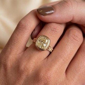 Anillo Art Deco de Moissanita con Corte Cojín de 2CT en Color Amarillo, Oro Sólido de 14K, Unisex, Regalo de Aniversario o Promesa para Parejas - Product Image 5