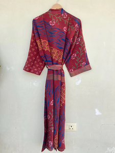 Kimono de chifón indio vintage rosa oscuro, reciclado y hecho a mano para mujer, con estampado floral, cuello en V y media manga. - Product Image 2