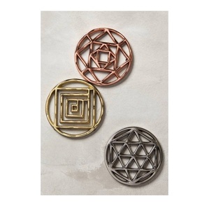 Ensemble de sous-verres métalliques opulents, conçus pour les amateurs de décoration haut de gamme recherchant à la fois style et soin des meubles - Product Image 4