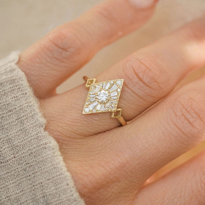 Bague en or jaune 14 carats en forme de cerf-volant, style Art Déco, avec diamant de laboratoire - Product Image 2