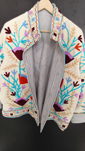 Veste matelassée en velours beige faite à la main, broderie florale Suzani, respirante, vêtement d'extérieur d'hiver haut de gamme pour femmes, artisanale - Product Image 6