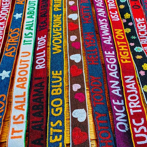 Sangle de sac/bandoulière tendance de luxe avec lettres brodées à la main en perles de rocaille, artisanat MS, couleur et forme personnalisables - Product Image 1