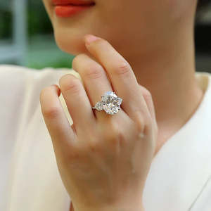Anillo de Compromiso de Plata de Ley 925 de Primera Calidad con Tres Piedras, Elegante Anillo de Novia con Moissanita de Corte Ovalado y Esmeralda en Oro Amarillo para Bodas - Product Image 4
