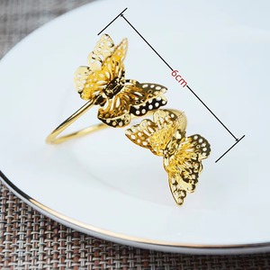 Anillos de servilleta de metal con textura de mariposa que brindan una sensación de ritual y ocasión, incluso durante las comidas diarias. - Product Image 4