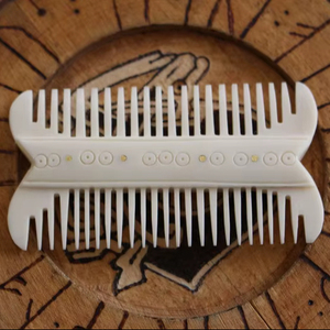 Peigne de poche sculpté à la main en os de buffle, peigne de poche de style vintage, peigne tribal fait main, accessoire de toilettage de voyage, idée cadeau - Product Image 1