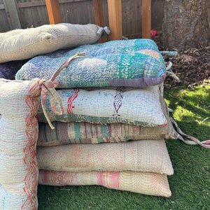 Lot de coussins de chaise vintage Kantha en gros : Coussins de siège faits main en coton recyclé - Product Image 5