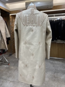 Kurta ethnique de luxe pour homme avec broderie monochromatique en fil Dhaga, perles fines et micro-sequences pour mariages - Product Image 5