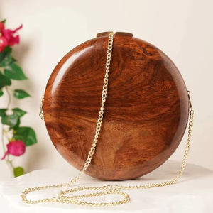 Bolso de mano redondo de madera personalizado para damas, accesorio para fiestas y ceremonias a precio económico por Universal Overseas - Product Image 1