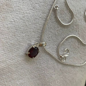 Elegante colgante ovalado de piedra roja con cadena de plata alemana, collar de piedra roja, colgante ovalado, cadena de serpiente de plata alemana, hecho a mano. - Product Image 1