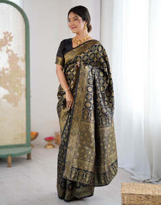 Sari en soie noir et or à motif traditionnel pour femme, tenue de mariage, style Inde Pakistan, longueur au sol, coupe classique, protection solaire intégrale - Product Image 1