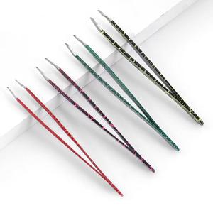 Pinzas Quirúrgicas de Precisión Morje para Pestañas, Acero Inoxidable, Punta Lisa de 10 mm, Mango con Patrón Rosa y Negro - Product Image 3
