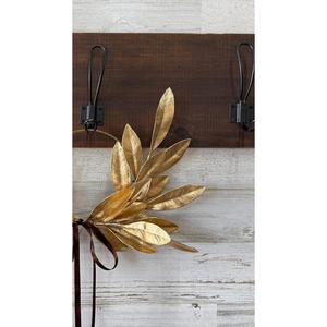 Corona de laurel dorada con aro minimalista decorado con hojas ascendentes y una larga y elegante cinta marrón para decoración - Product Image 6