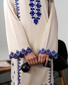 Kurti pakistanais blanc et bleu brodé pour femme, tunique élégante en coton, tenue traditionnelle d'été, vêtement ethnique - Product Image 3