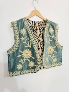 Chaleco Bordado Suzani de Terciopelo Ligero al por Mayor |   Chaqueta de Moda Étnica Bohemia Hecha a Mano con Estampado Floral, 100% - Product Image 3
