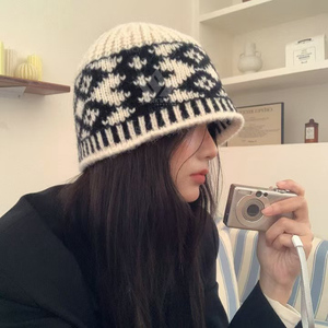 Gorro Unisex Tejido a Mano con Patrón Geométrico Rojo y Blanco, 100% Acrílico, Gorro de Invierno Informal para Adultos, 56-58CM - Product Image 2