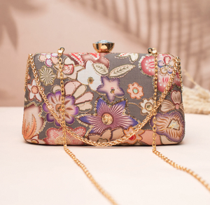 Pochette élégante « Midnight Garden Bloom » en tissu brodé, extérieur en soie brute, intérieur en soie, avec chaîne de transport et fermoir. - Product Image 3