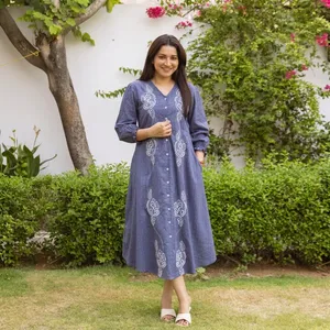 Robe Kurta en coton brodé bleu pour femmes, robe longue à manches longues boutonnée sur le devant, robe midi décontractée, tenue traditionnelle indienne d'été - Product Image 1